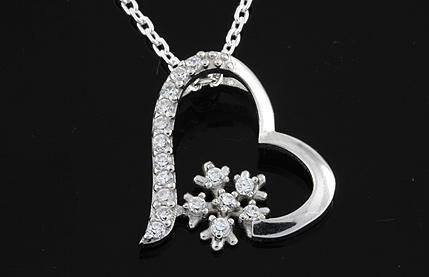 Kalp ve kartanesi motifi ile eşsiz sevginin en güzel ifadesi bu kolyede. 925 Ayar gümüşten üretilmiş kolyeye zincir dahildir.